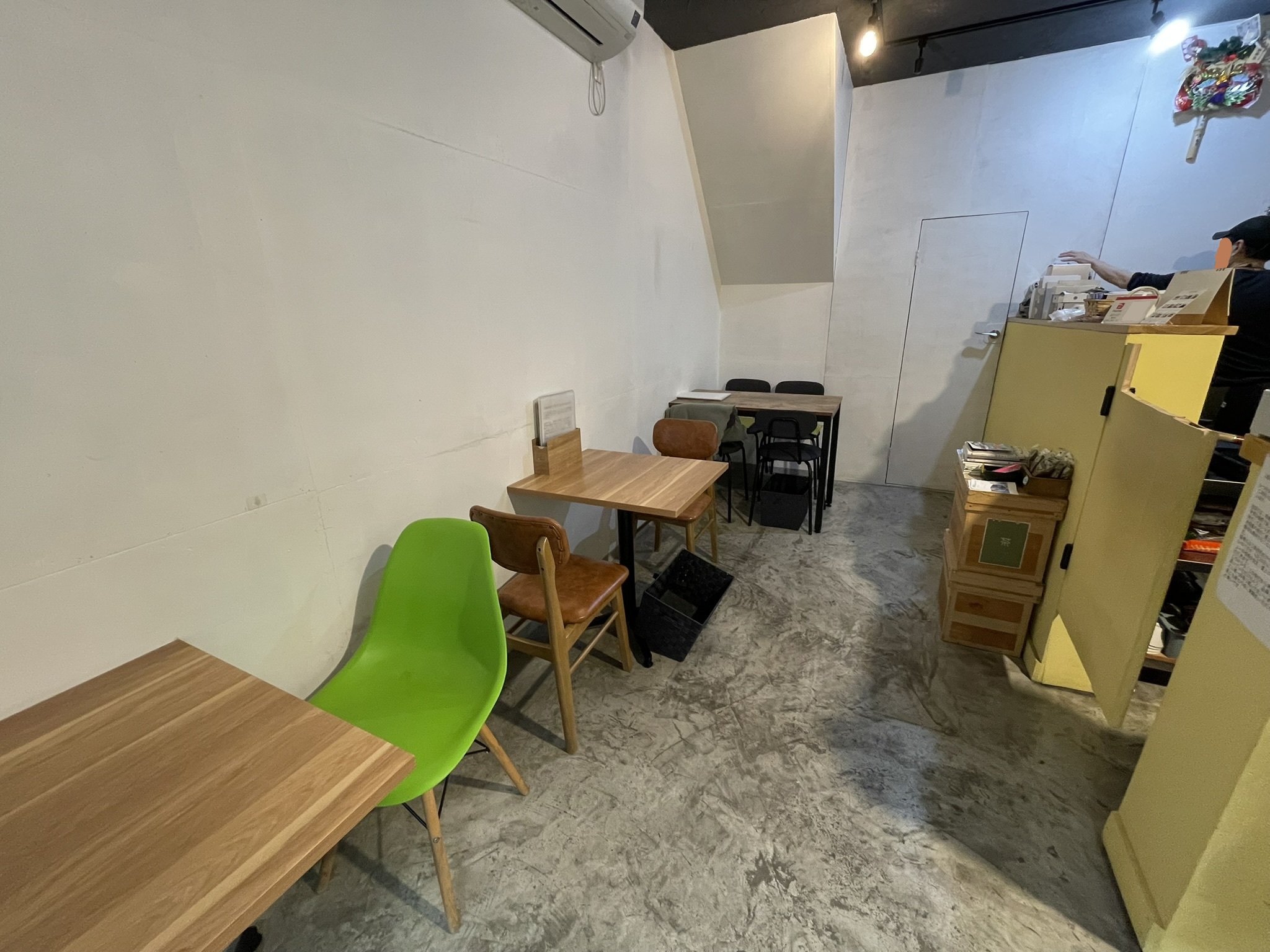 店内のテーブル席。荷物はテーブル下にあるカゴに入れる。