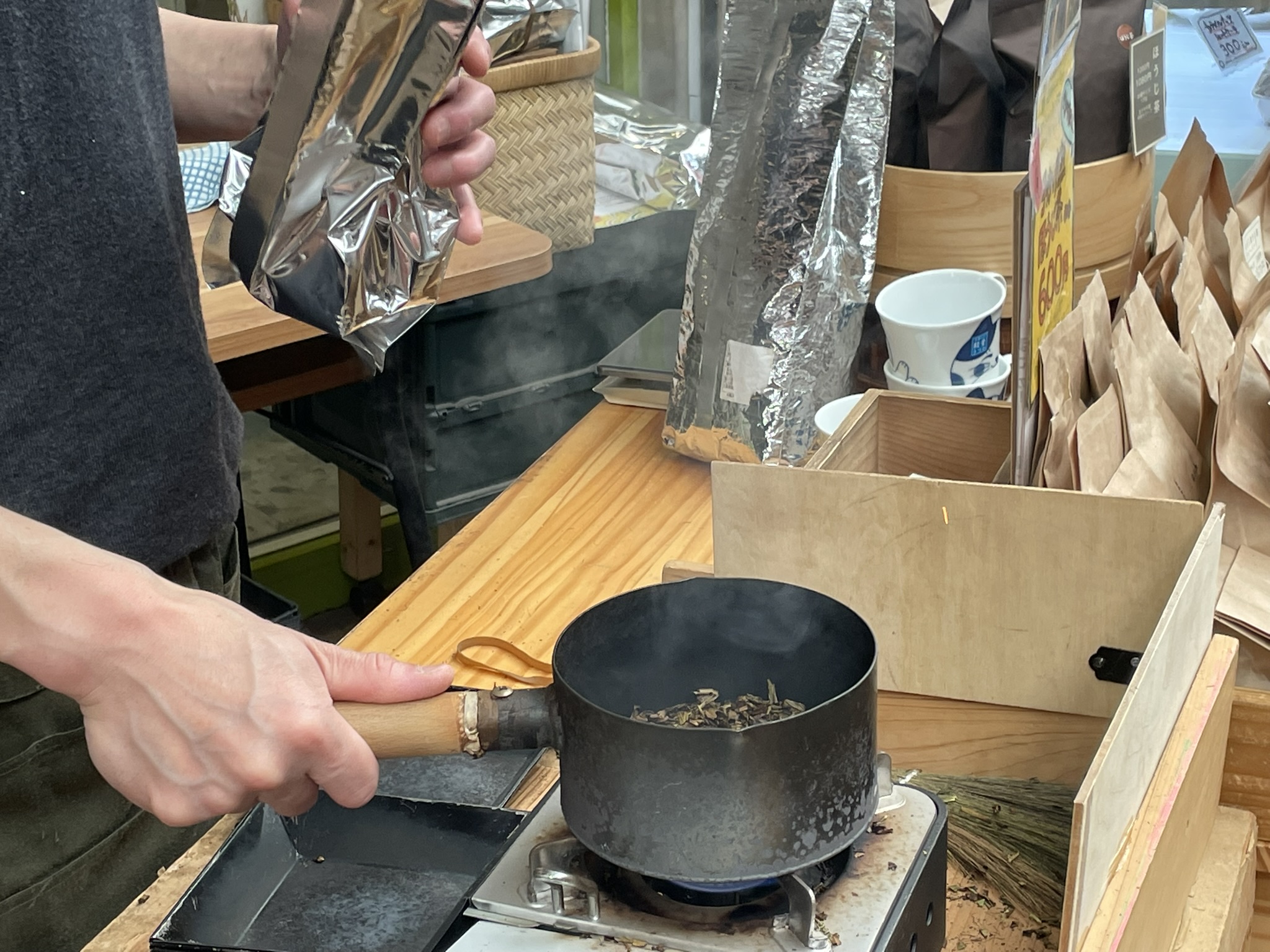 【茶葉が踊り、香りが花開く】