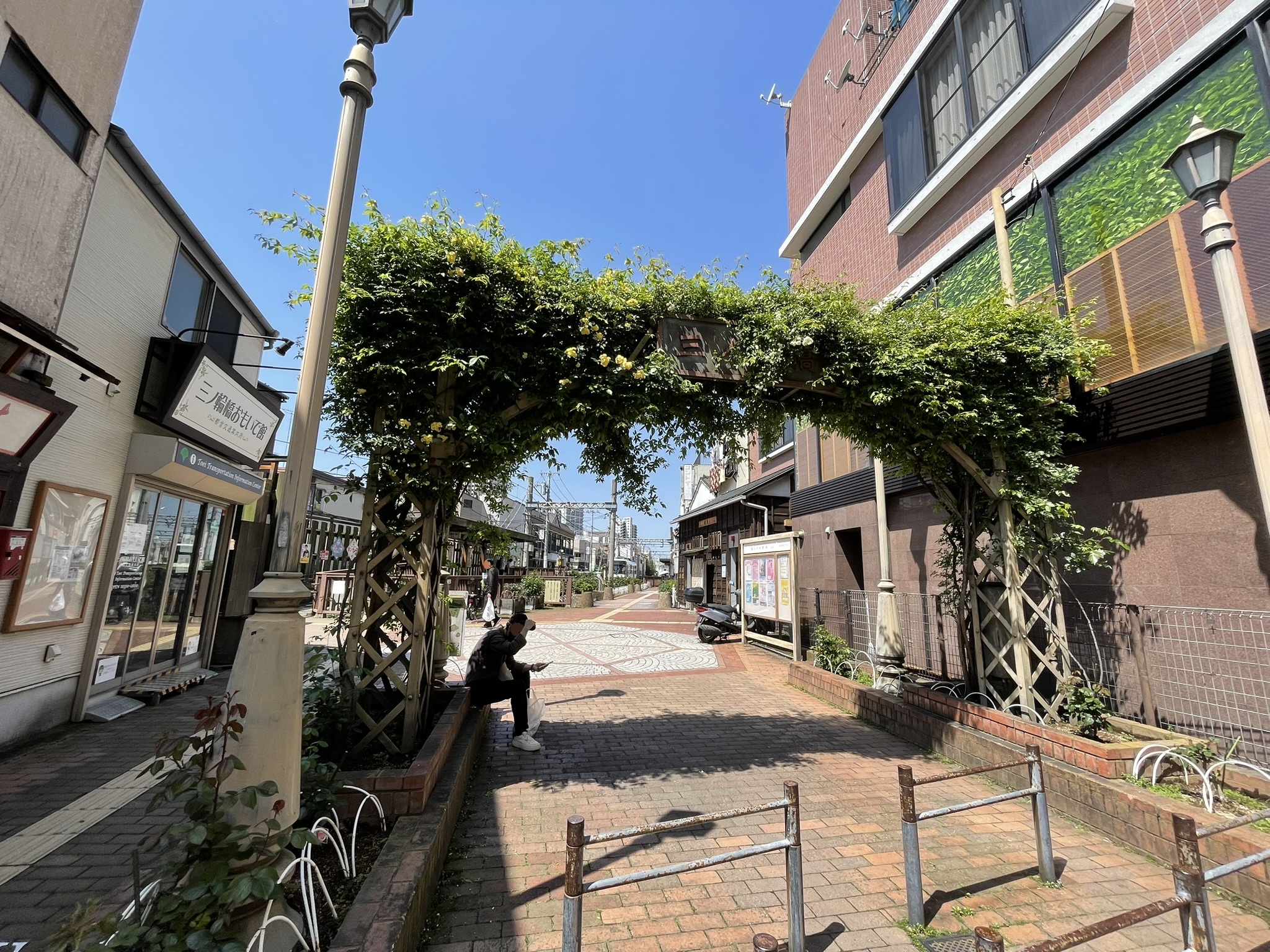 「三ノ輪橋」の看板が掲げられたアーチ型の入口。