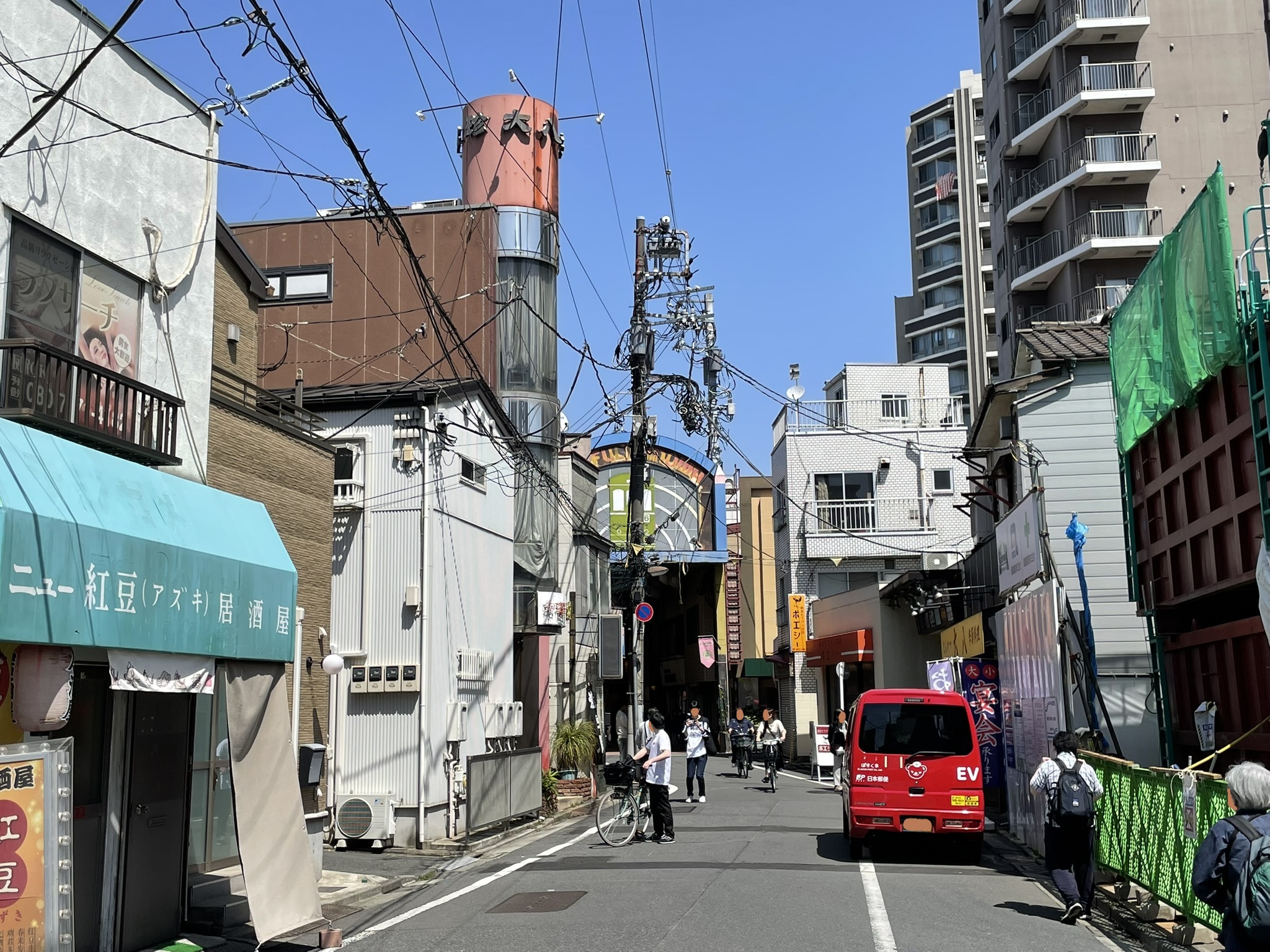 ジョイフル三の輪商店街の入口が見えてくる。