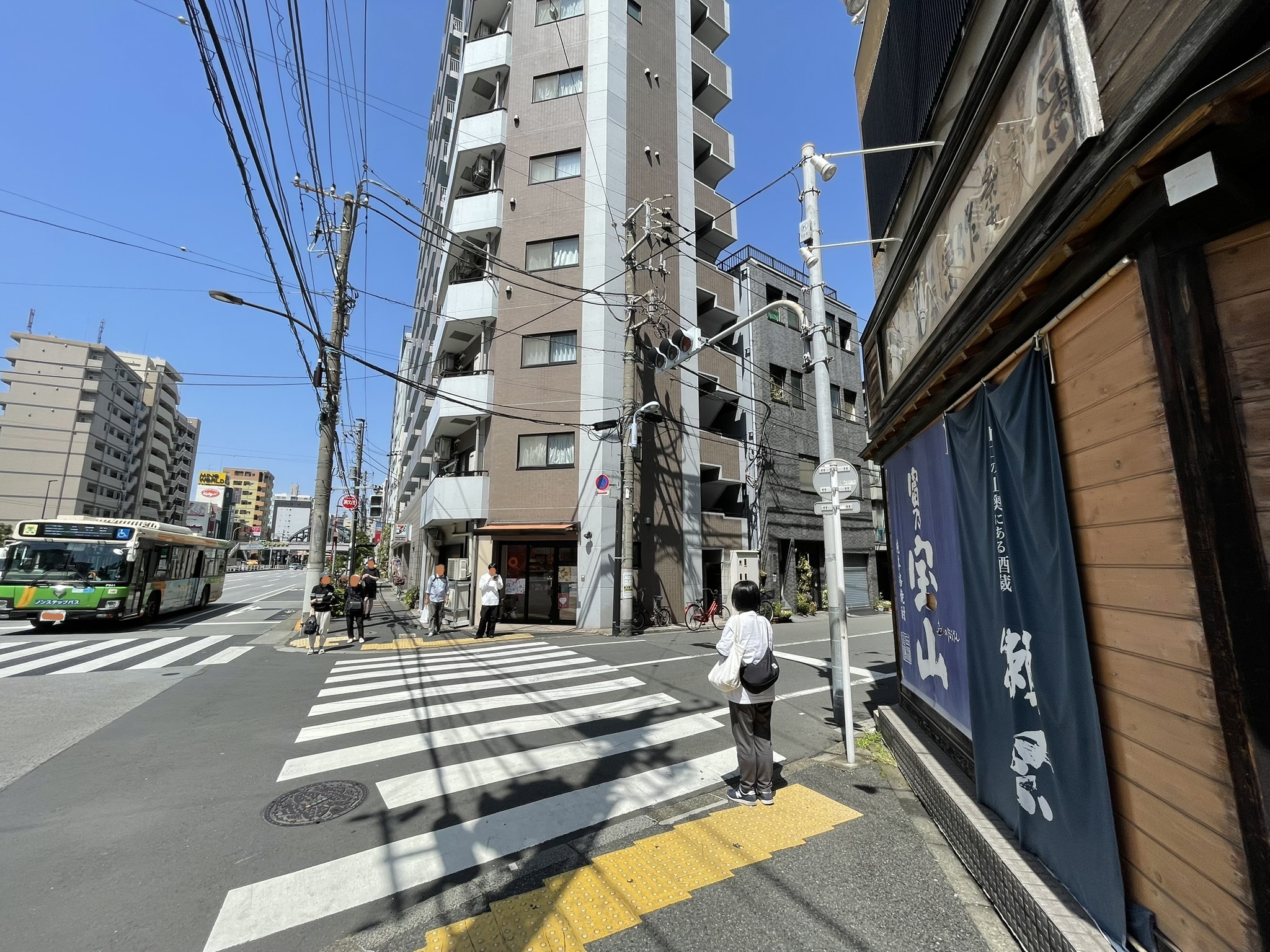 セブンイレブンさんの看板を目印に、その手前にある洋菓子店（メゾンスヴニールさん）の角を右折。