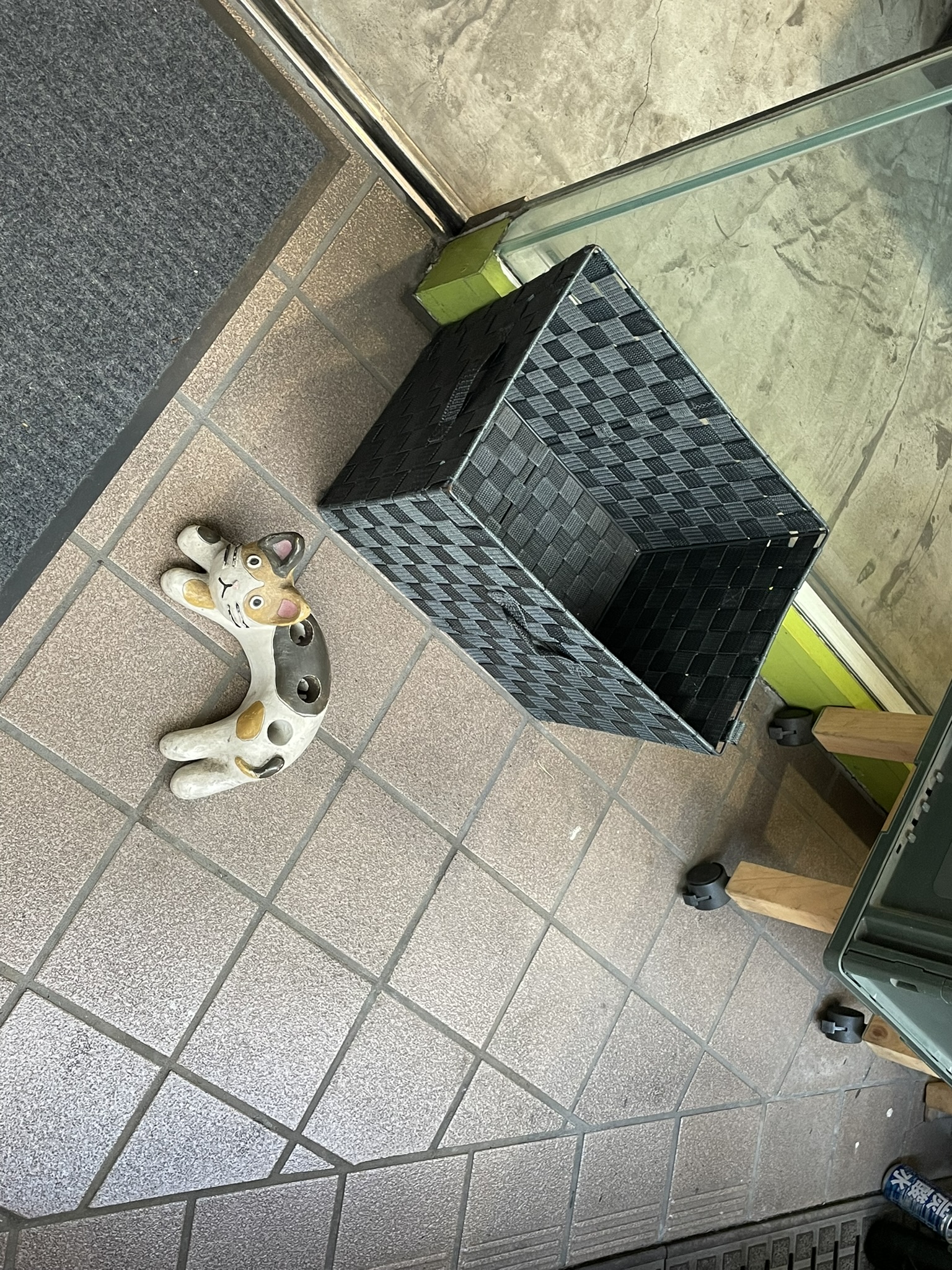 入口にある猫の形をした傘立て。