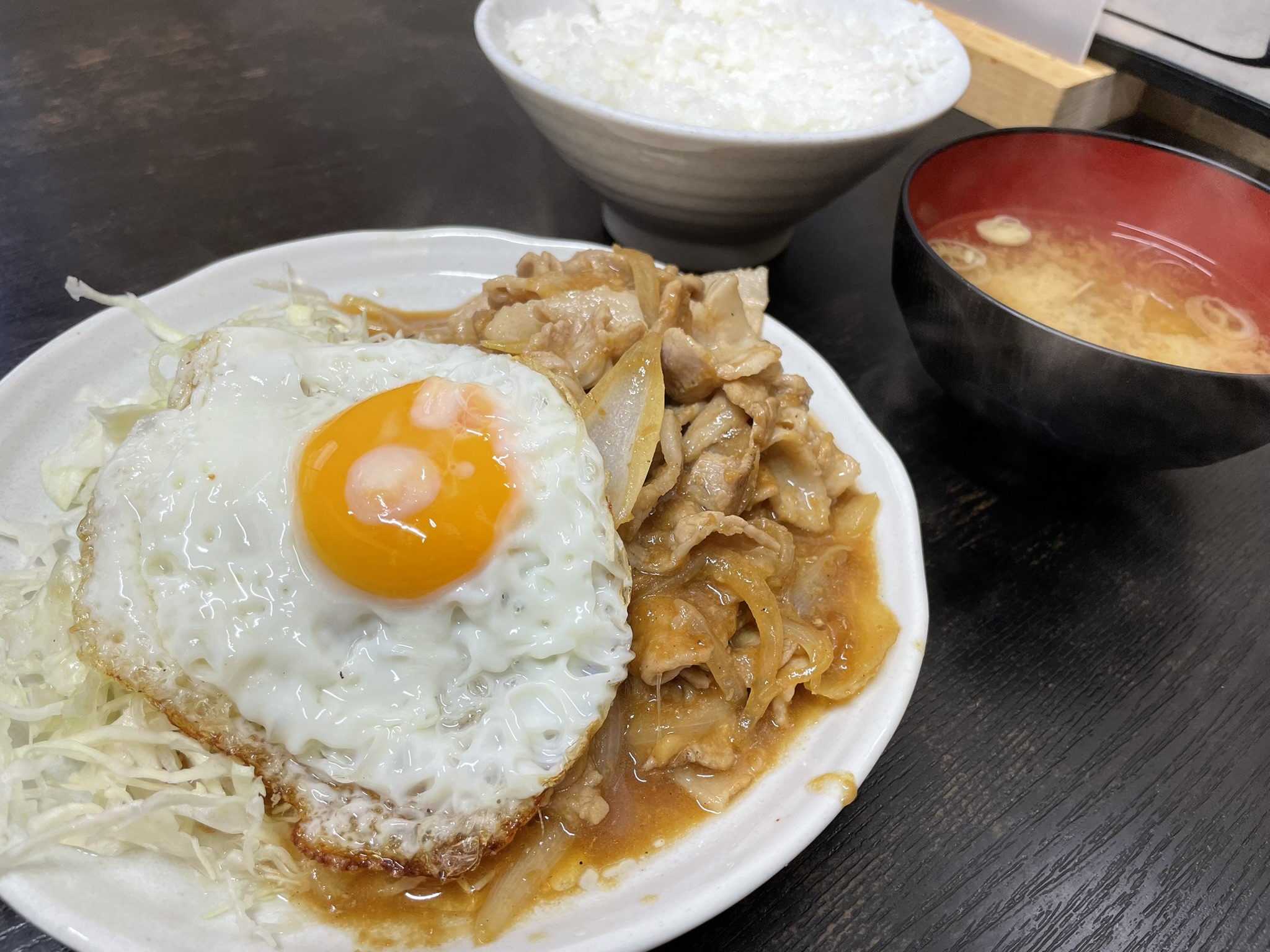 生姜焼きと目玉焼き定食。
