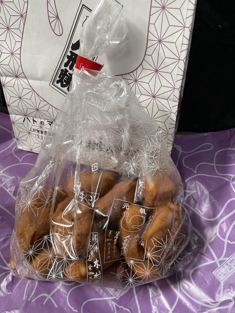 袋に入った人形焼き。焼きたての熱で袋に水滴がつくほど。浅草の仲見世では、お土産用として親しまれている。