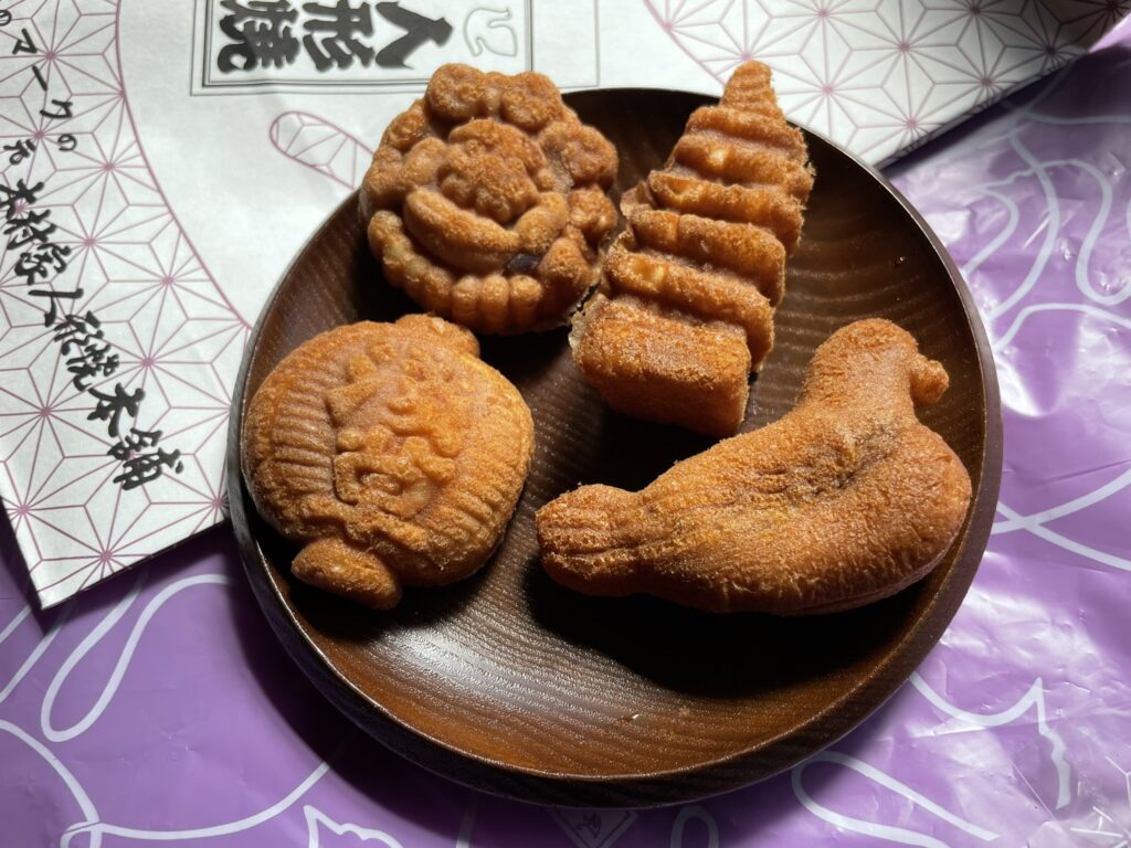 元祖木村屋人形焼本舗の人形焼きの人形焼き(こしあん)。鳩や五重塔、浅草の名所をかたどった特徴がある。
