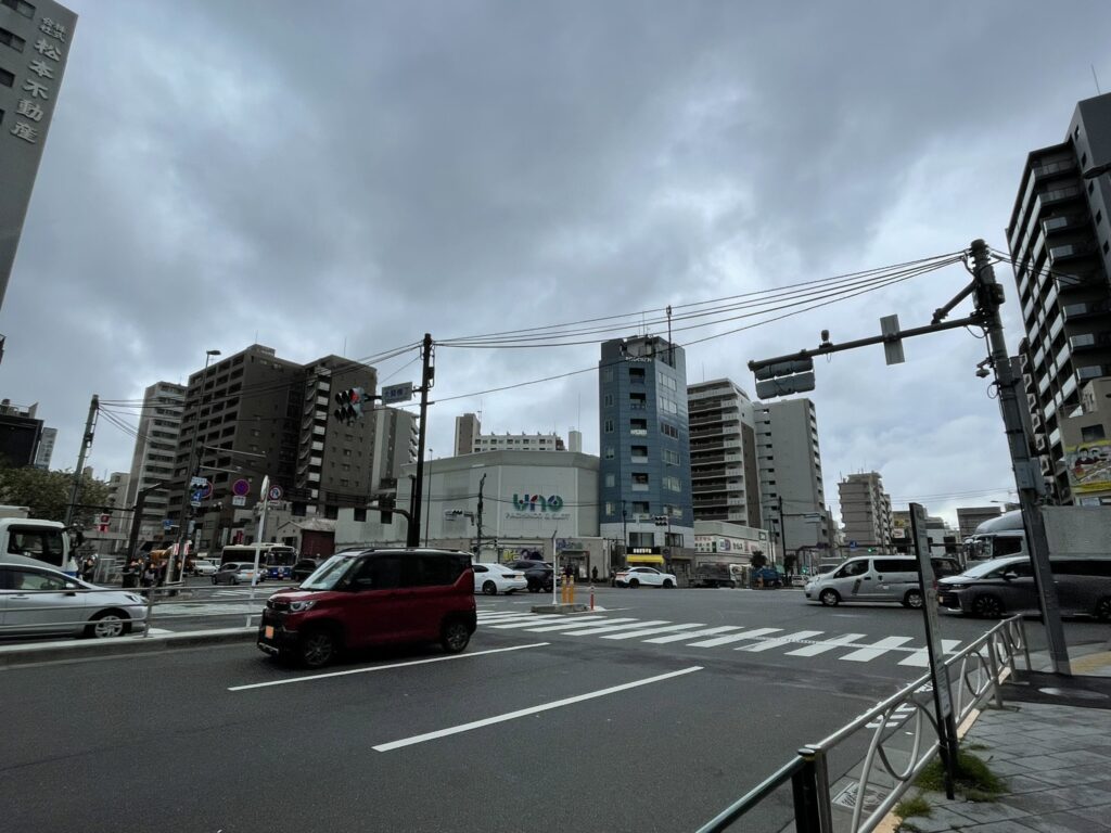 東京都の台東区三ノ輪と荒川区南千住の境界付近。