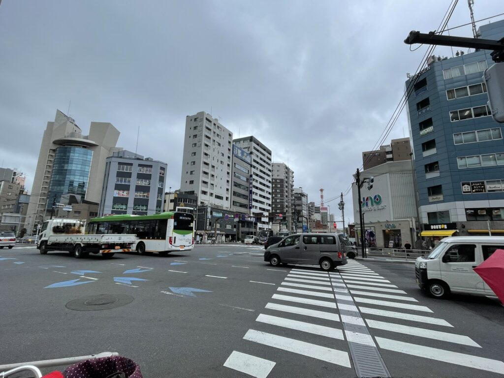 都電やトロリーバスの分岐点であり「日光街道」と「明治通り」の結節点でもあった。