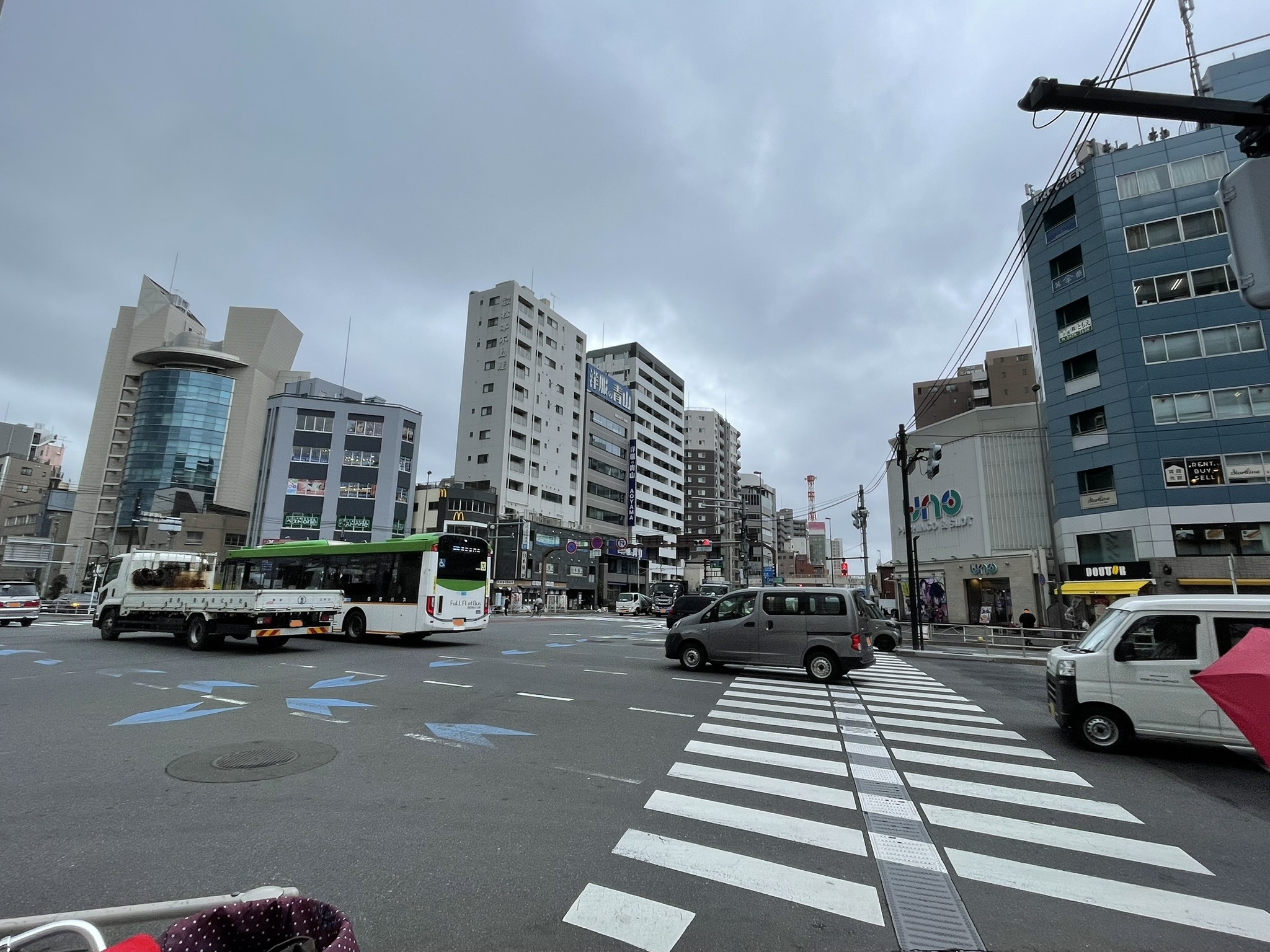 都電やトロリーバスの分岐点であり「日光街道」と「明治通り」の結節点でもあった。