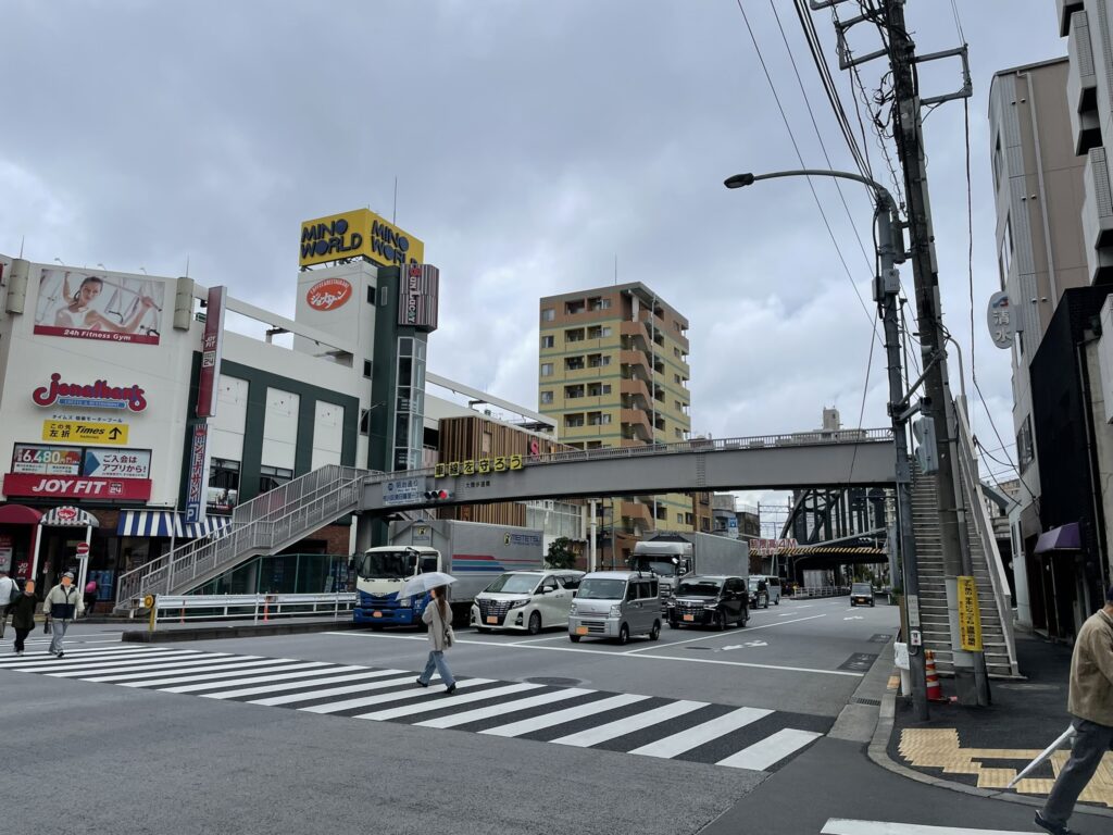 車線数が多く、常に交通量が多い「明治通り」は、バス路線も充実しているが、渋滞が発生しやすいこともある。