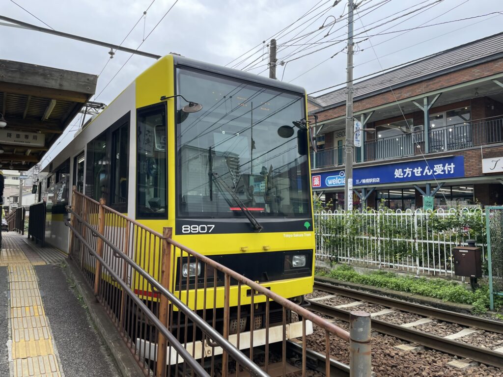 大関横丁のすぐ近くには、都電荒川線（東京さくらトラム）が走っている。