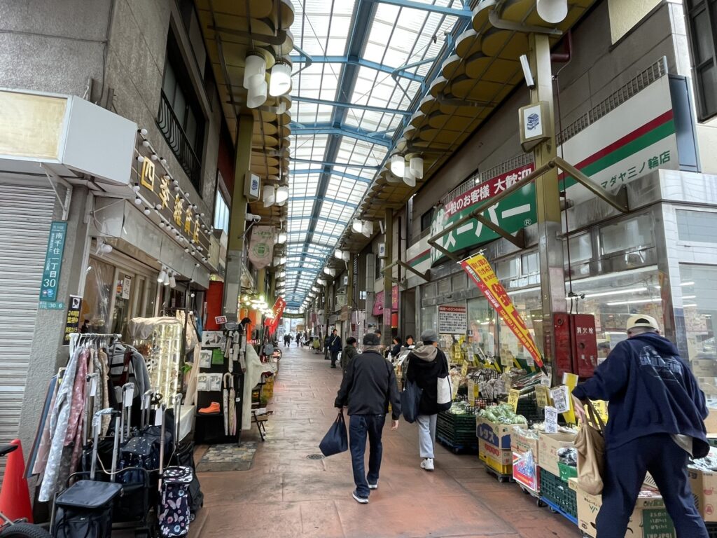 「ジョイフル三の輪商店街」は、様々な映画やドラマのロケ地としても登場。