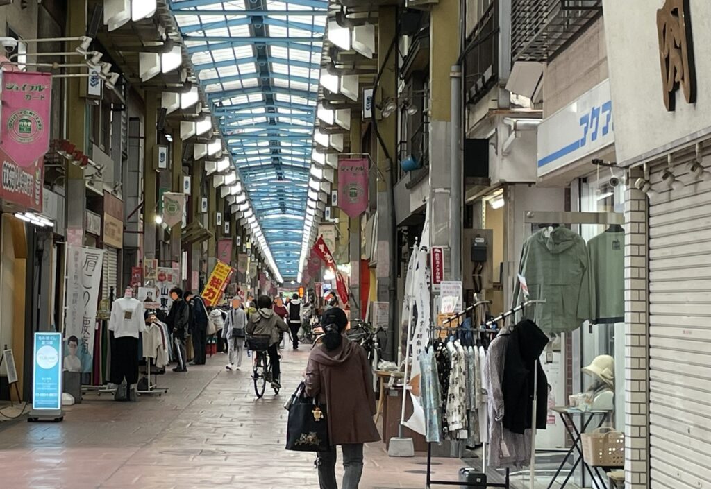 都電荒川線の終始点「三ノ輪橋停留場」から続く「ジョイフル三の輪商店街」