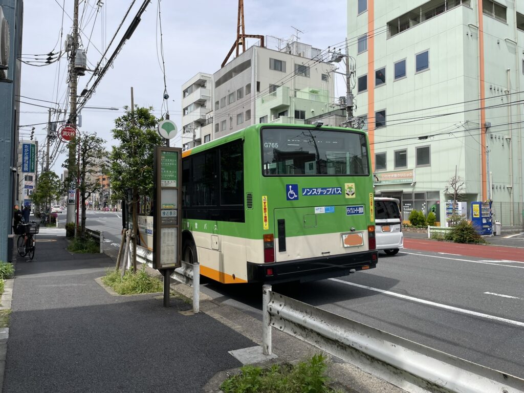「土手通り」にある「吉原大門」のバス停。「南千住駅東口」「池袋駅東口」などの都営バスが停車する。
