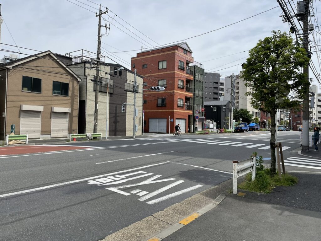 この「土手通り」の近くに「いろは会商店街」「吉原大門」がある。