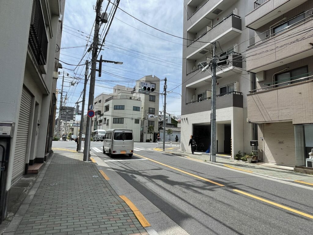 日本堤一丁目の交差点。「土手通り」とつながっている。