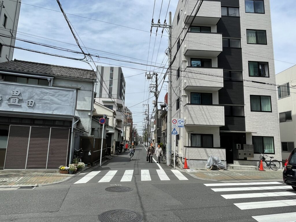 以前は、地元で人気のある鮮魚商のお店があった。今はマンションが建っている。