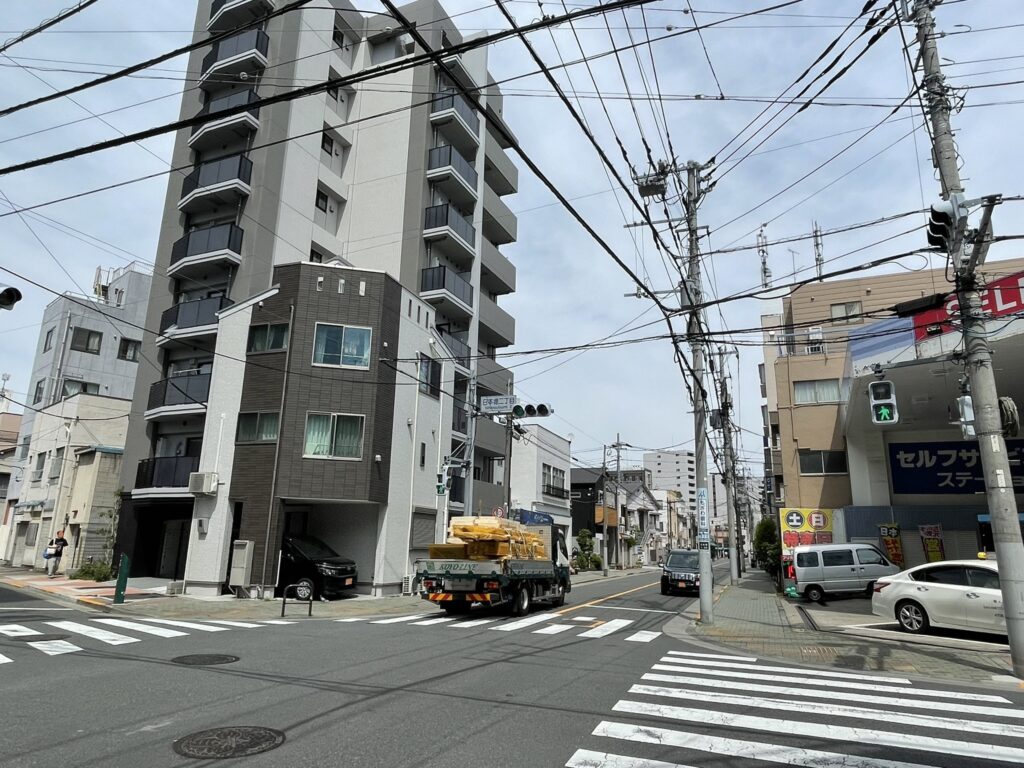 日本堤二丁目の交差点。真っすぐ歩くと「吉野通り」へと出る。