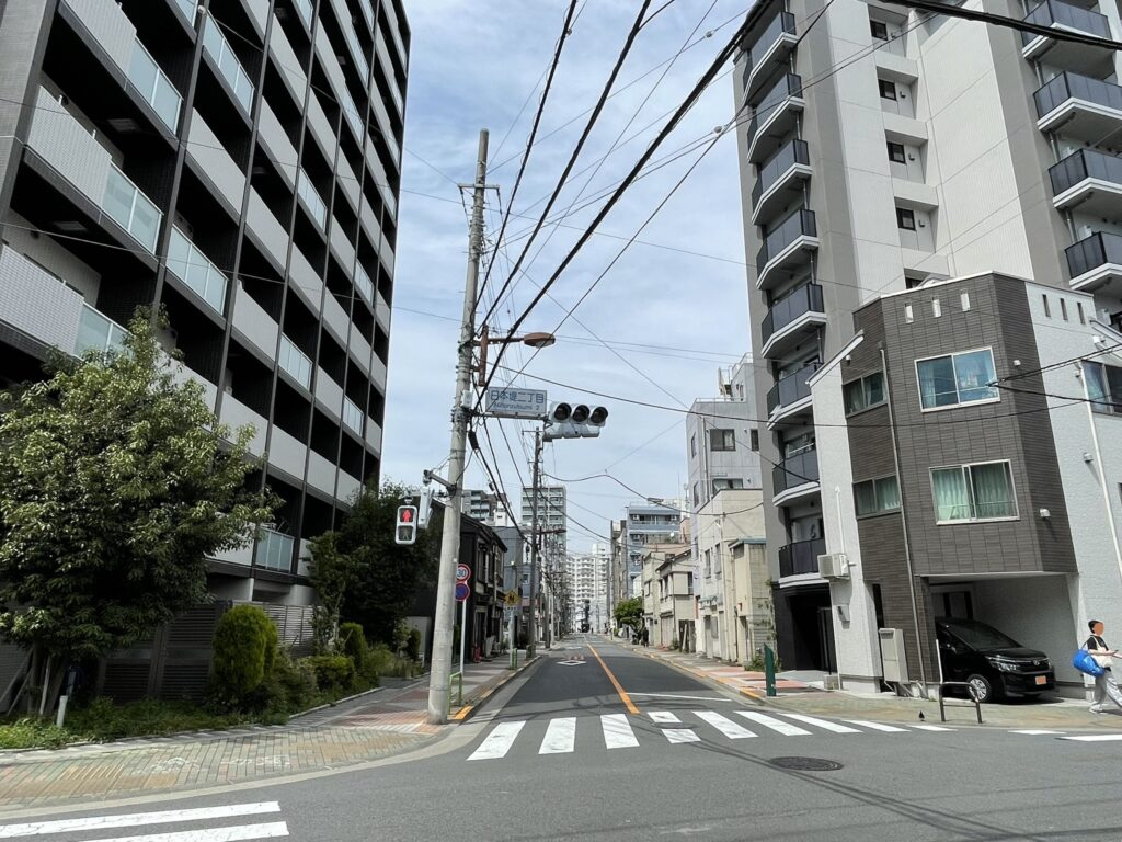 日本堤二丁目の交差点。真っすぐ歩くと「明治通り」へ出る。