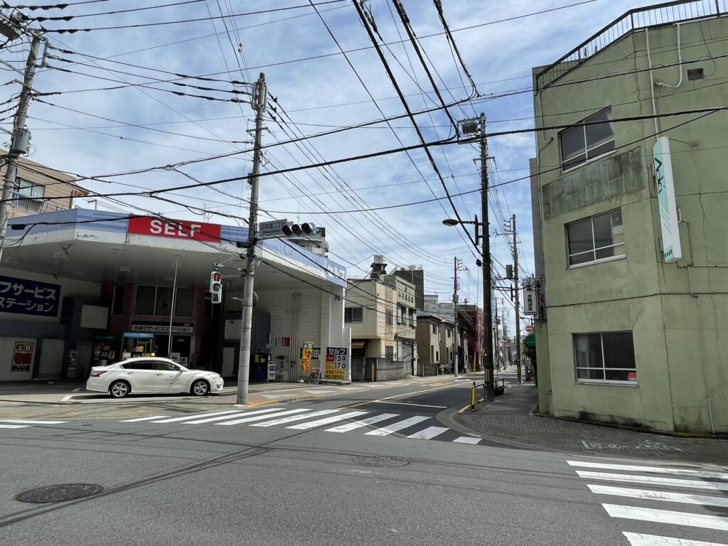 日本堤二丁目の交差点。真っすぐ歩くと「東浅草」「今戸」へと続き、そのまま歩くと「浅草」へとつながる。