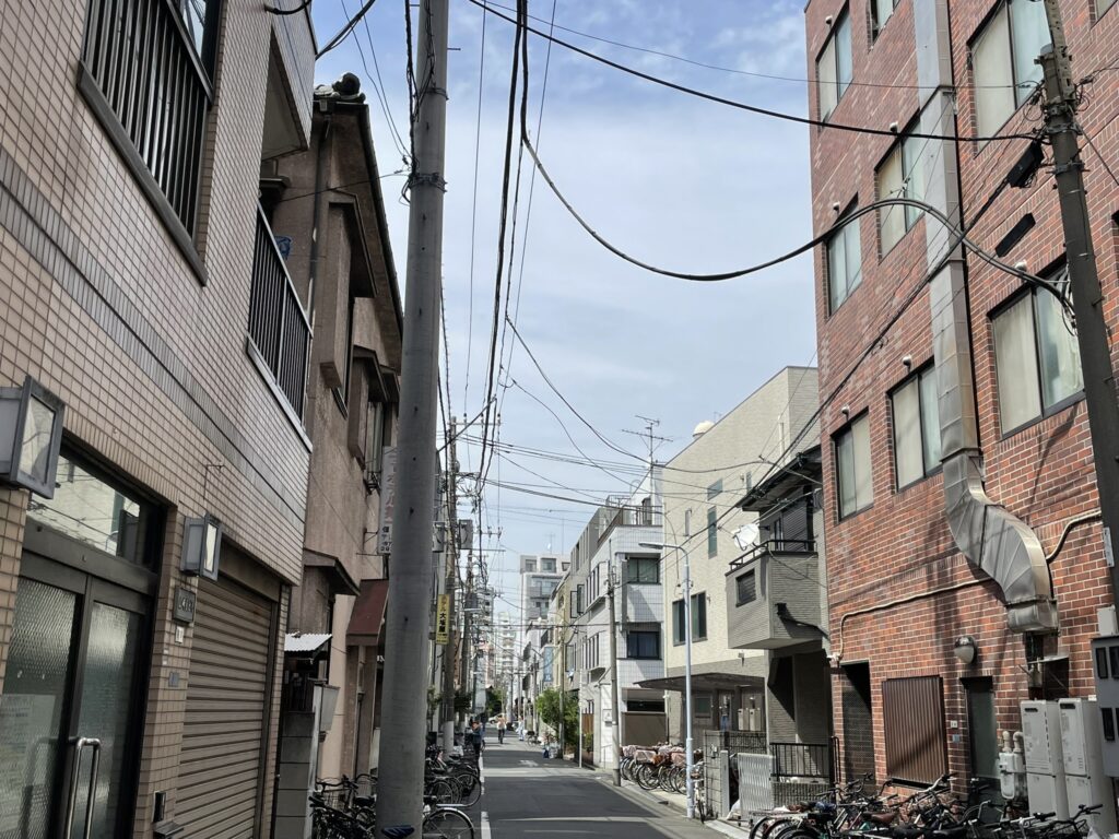 日本堤一丁目あたり。以前は旅館が多かった。今はマンションも増えている。