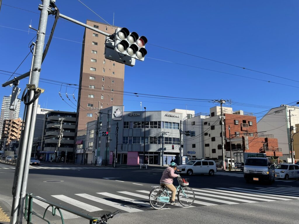同じ「明治通り」でも、場所によって雰囲気が大きく異なる。1本の道路で「東京の多面性」を感じられるのが特徴。