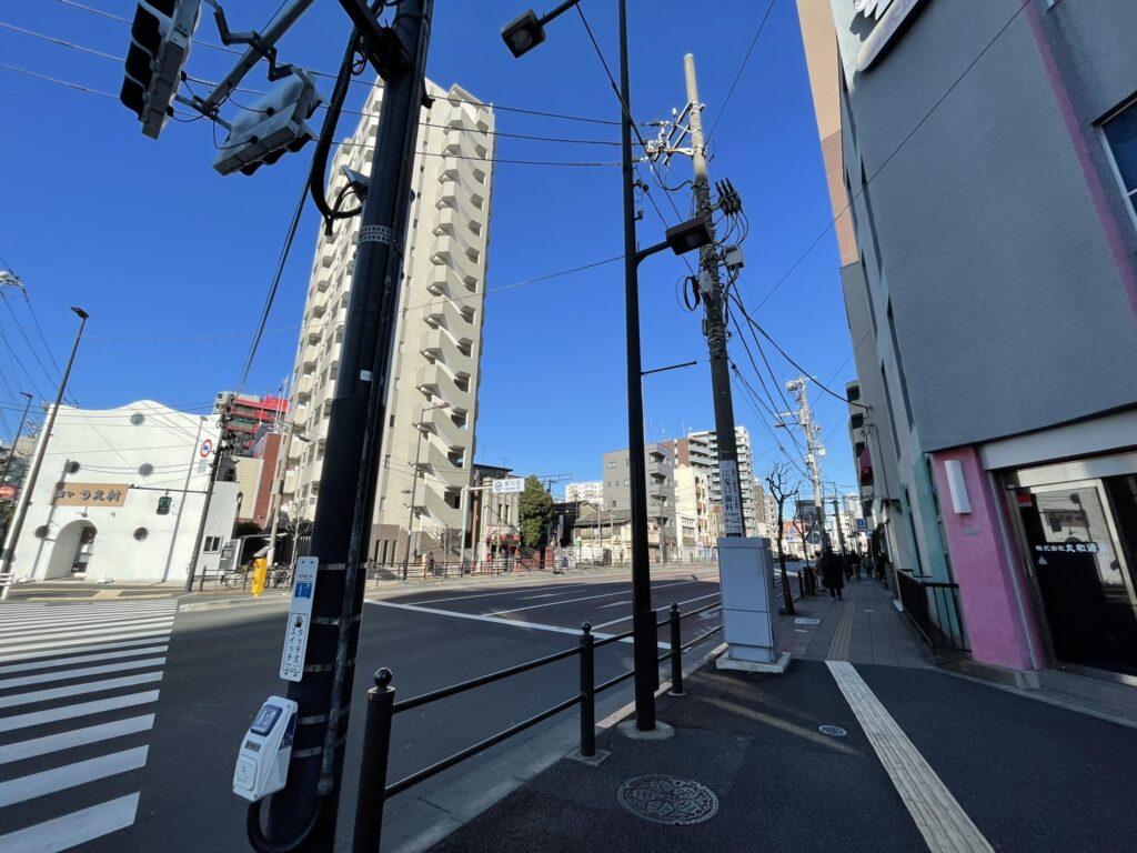 台東区と荒川区の境界線にある泪橋交差点。