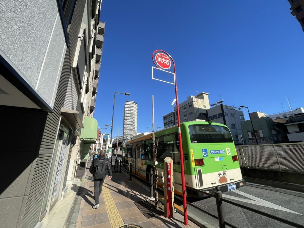 南千住自動車営業所へ向かう都営バス(都バス)。