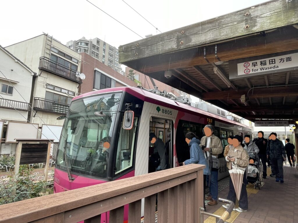 東京都荒川区の三ノ輪橋停留場から新宿区の早稲田停留場までを結ぶ路面電車。