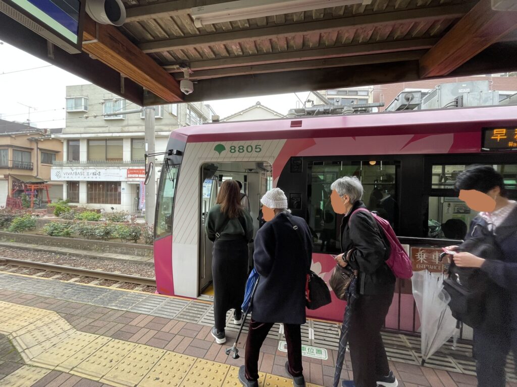 利用者が増加すると予想される場合、区間列車が臨時増発することもある。