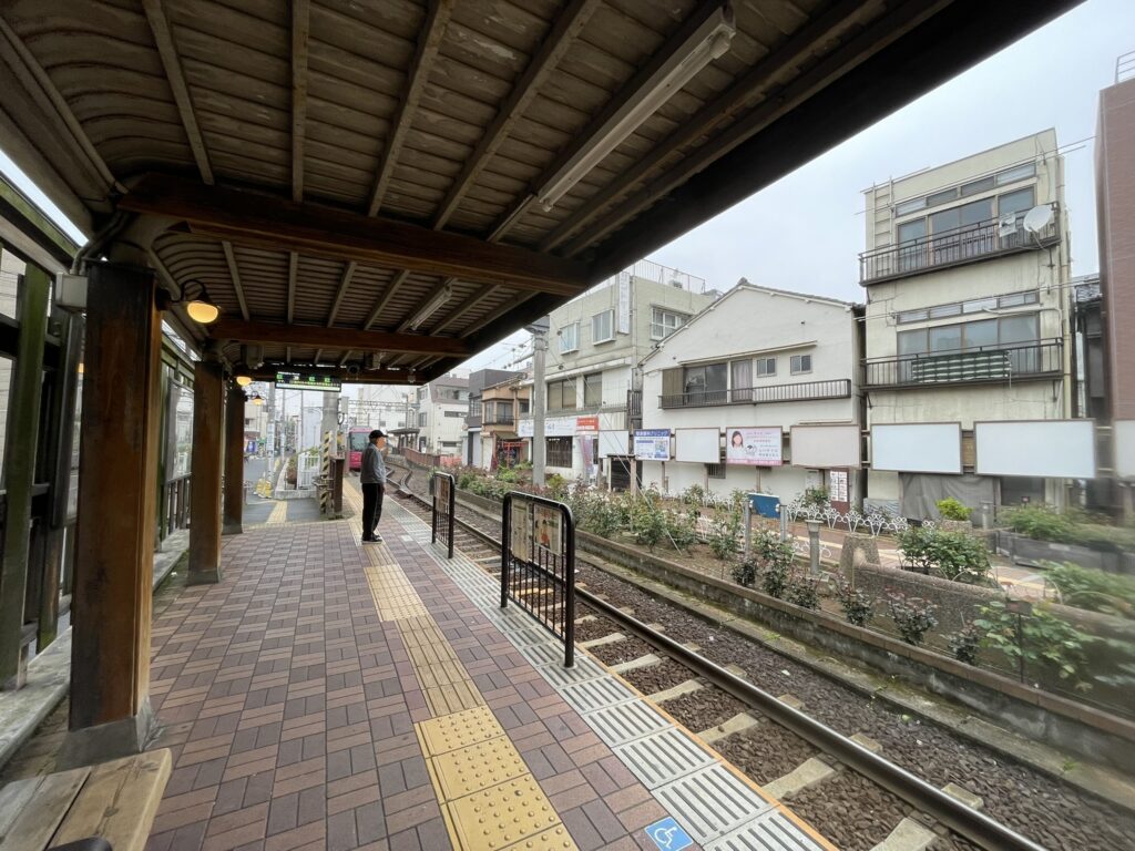 都電荒川線の停留場である三ノ輪橋停留場(みのわばしていりゅうじょう)。