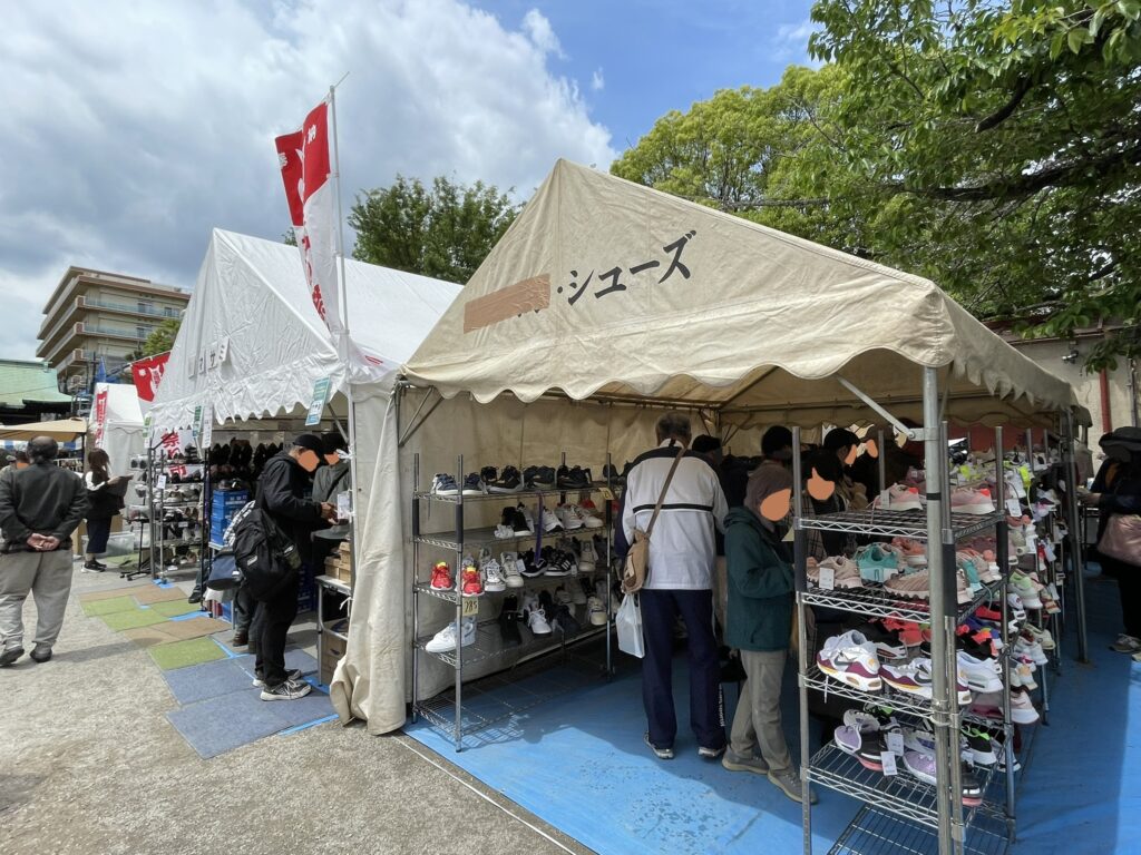 スニーカーやカジュアルシューズを揃えた「シューズ」テントには若い来場者も多く、棚いっぱいに並んだカラフルな靴が目を引く。浅草の製靴産業が誇る多様な品揃えが実感できる。