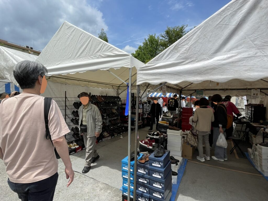 テント間の通路を行き交う来場者と、壁面に整然と並べられた革靴。境内に設けられた複数の出店ブースを巡る楽しみが、毎年多くの人を引き寄せる理由のひとつだろう。