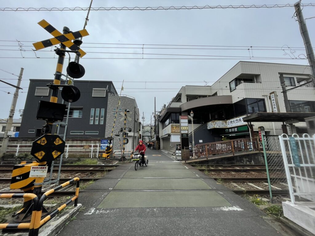 三ノ輪橋停留場の踏切。昭和の面影が伝わる。