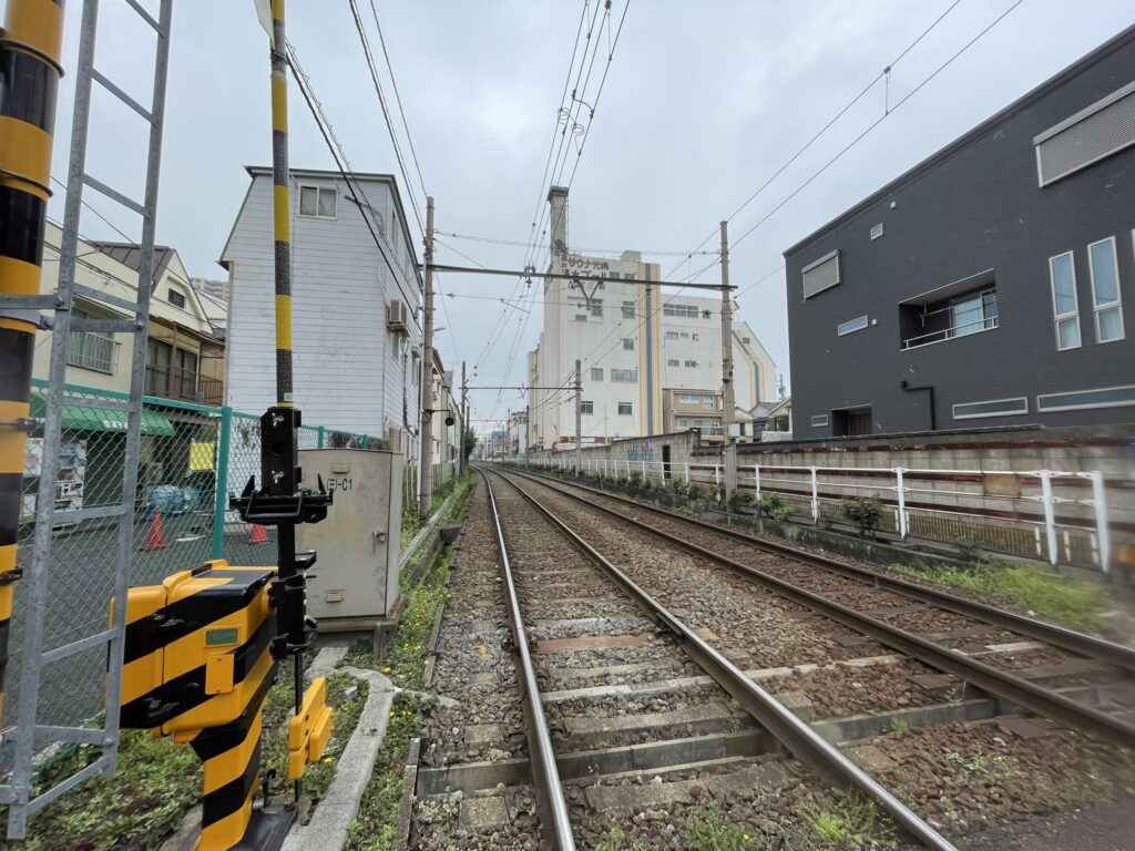 都電荒川線は、東京都荒川区の三ノ輪橋停留場から新宿区の早稲田停留場までを走る路面電車。