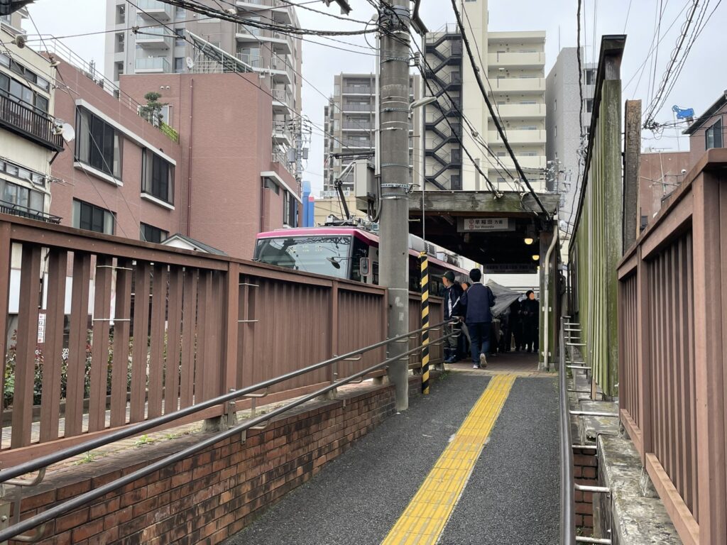 運賃は全区間一律で、普通乗車券は発行されない。