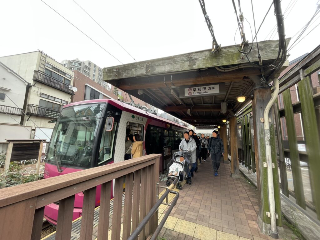 運賃は都バスと同じく先払い方式で、運転士がいるドアから乗車する。