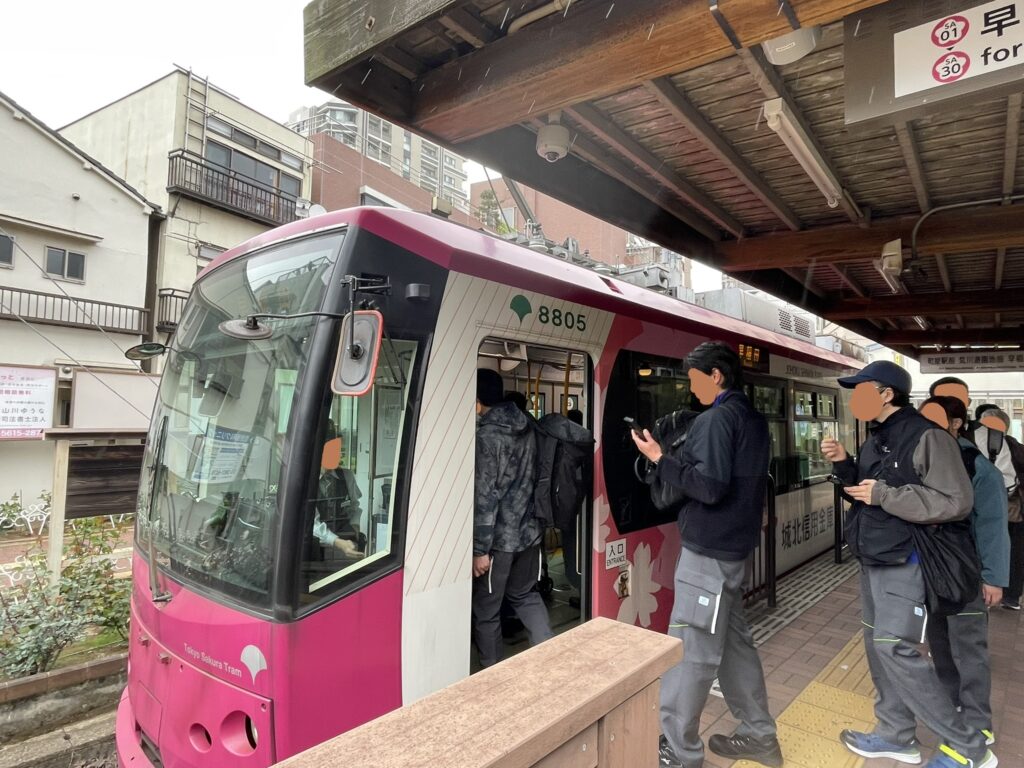 チンチン電車の停留場は基本、駅員はおらず、都バスの停留所に似ている。