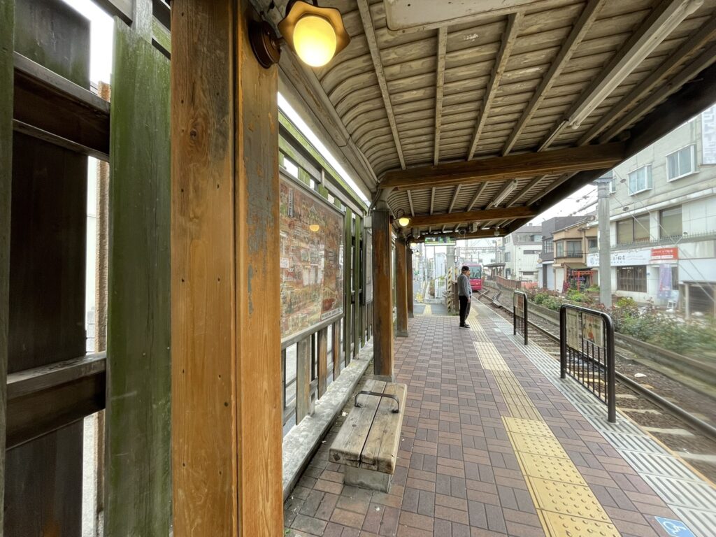 三ノ輪橋停留場は、関東の駅百選に認定。春には見事なバラが咲く都電が走る停留場でもある。