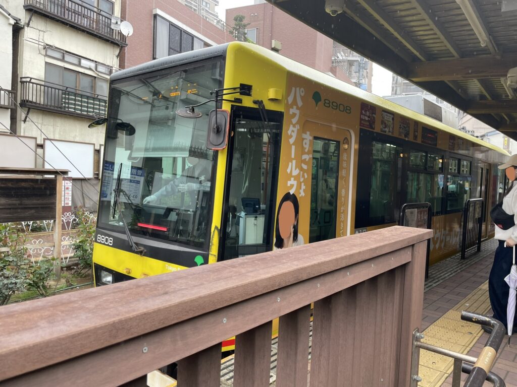 停留場には出札口や改札口がない。運賃は乗車時に支払う。