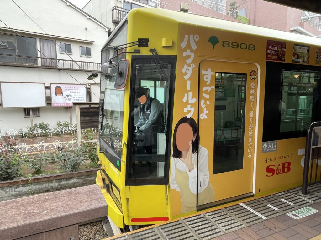 チンチン電車は1両編成。運転士のみが乗務するワンマン運転。