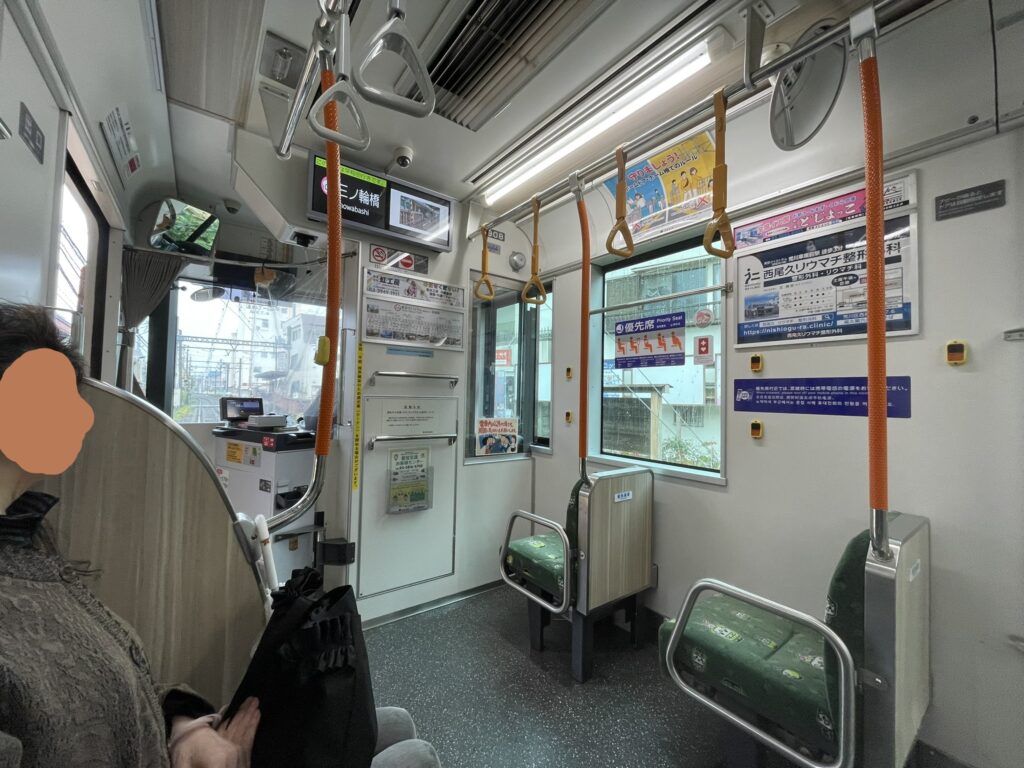 【都電荒川線の車内】運転士の席横に運賃箱とICカード読取機が設置。運賃は、現金（硬貨、千円紙幣）や紙製回数券、PASMO、SuicaなどのICカード等で支払う。