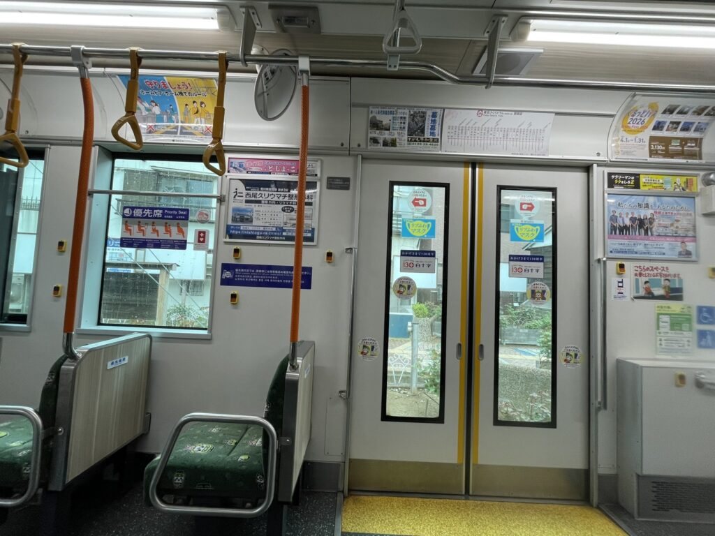 【都電荒川線の車内】都電荒川線は途中停留場止まりの場合を含めて、乗り換え、途中下車や他の他交通乗継割引の制度がない。再び乗車する際は、別途、運賃が必要。