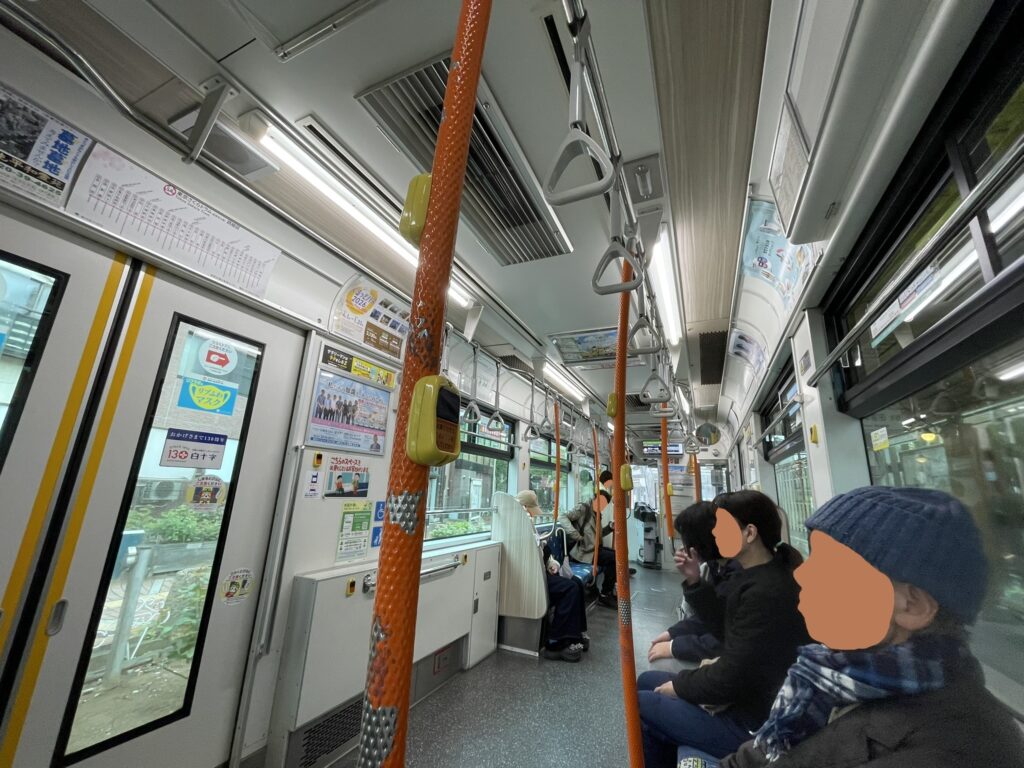 【都電荒川線の車内】降りる時は、降車ボタンを押して、運転士に次の停留場での降車を知らせる。