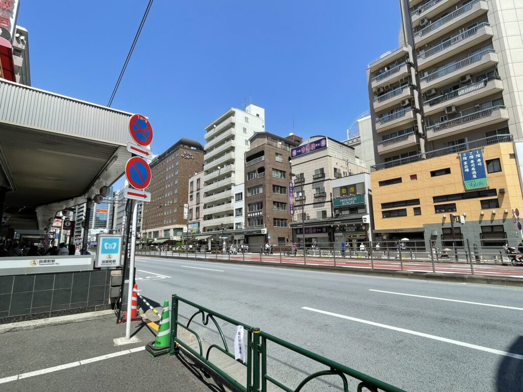 青空の下の国際通り。