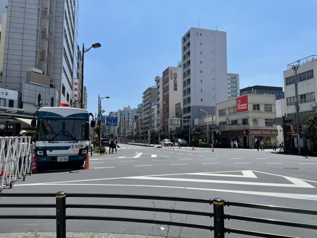 交通規制された雷門通り。普段は車が行き交う道も、今日はお祭りの舞台です。