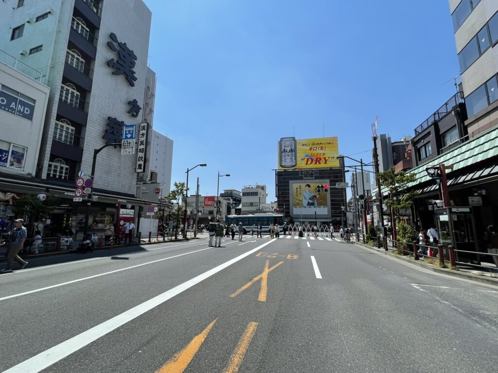 交通規制中の雷門通り。抜けるような青空が、お祭り日和を物語っています。