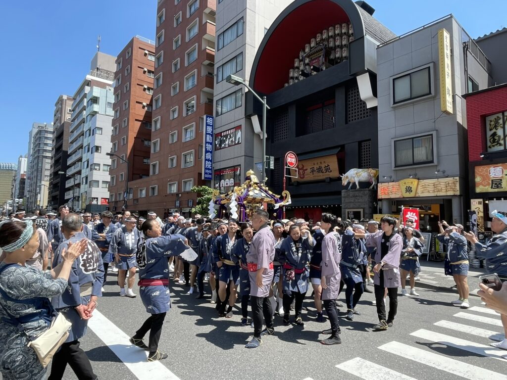 雷門通りを練り歩く町内神輿。大勢の氏子たちが力を合わせて担いでいます。