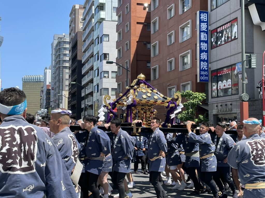 威勢よく進む町内神輿。法被を着た担ぎ手たちの熱気が伝わってきます。