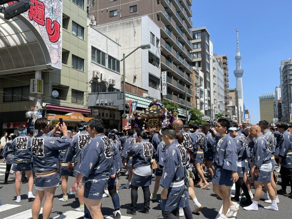 スカイツリーを背景に、町内神輿が雷門通りを進みます。東京らしい一枚です。