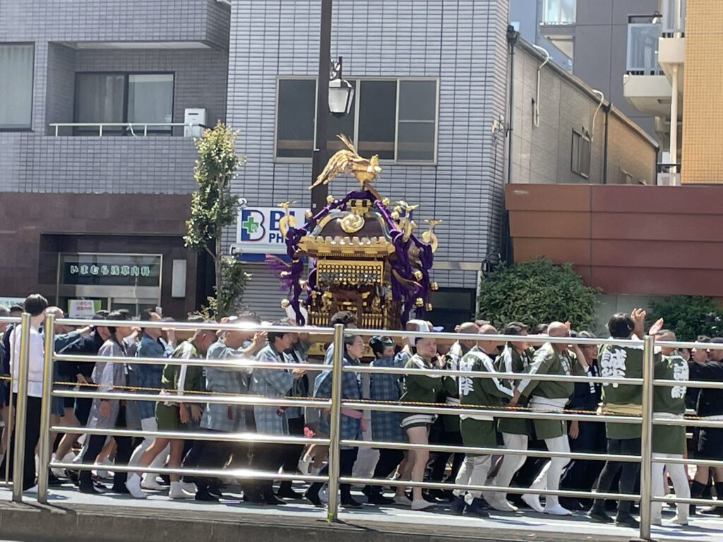 金色に輝く神輿の飾りが、青空に映えます。